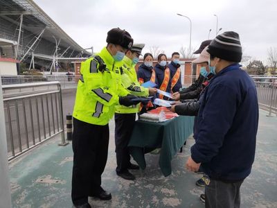 防疫情保春運 李滄交警聯合多部門開展“牛”警護航春運主題黨日+活動