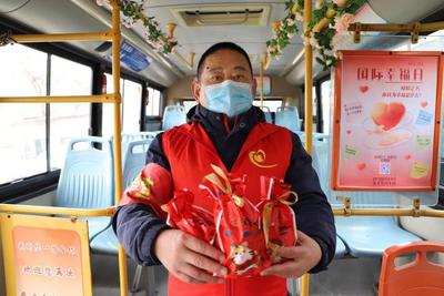 “國際幸福日”坐青島“幸福號”公交曬幸福 可以領福袋