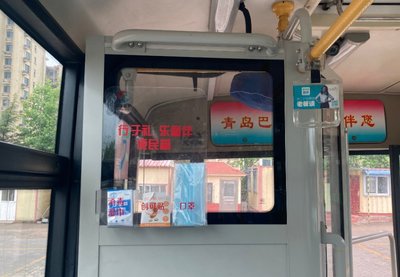 青島公交防疫箱獲神秘人持續(xù)“續(xù)貨”，濕巾暖心守護(hù)乘客健康